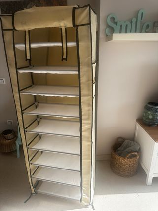 Zapatero de tela beige y negro