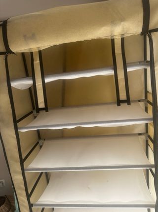 Zapatero de tela beige y negro