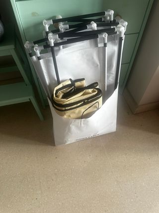 Zapatero de tela beige y negro