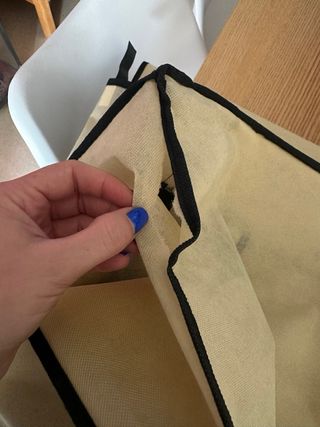 Zapatero de tela beige y negro