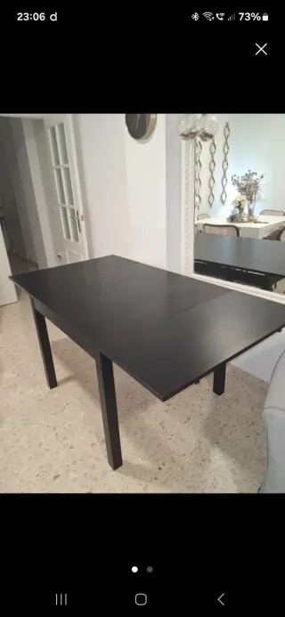 Mesa de comedor extensible madera negra de Ikea.