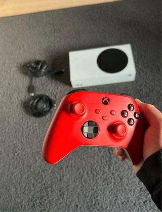 Xbox Series S bianca con controller rosso
