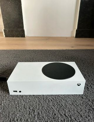 Xbox Series S bianca con controller rosso