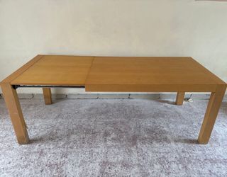 Mesa de comedor de madera