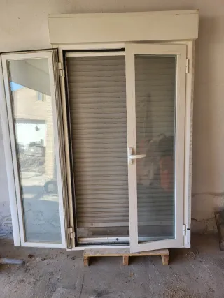 Ventana aluminio blanca con persiana
