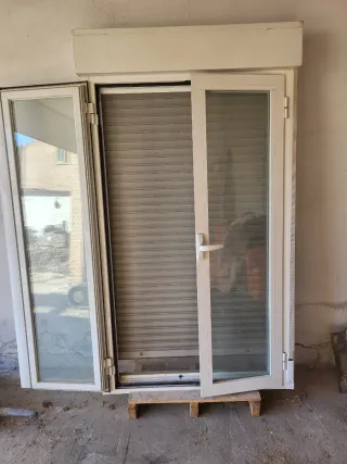 Ventana aluminio blanca con persiana