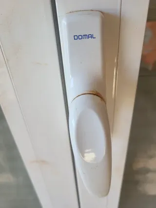 Ventana aluminio blanca con persiana