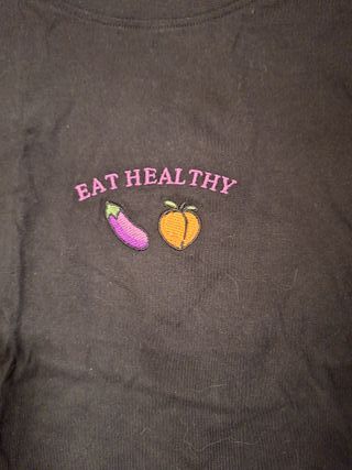 Camiseta Cropp negra bordado Eat Healthy