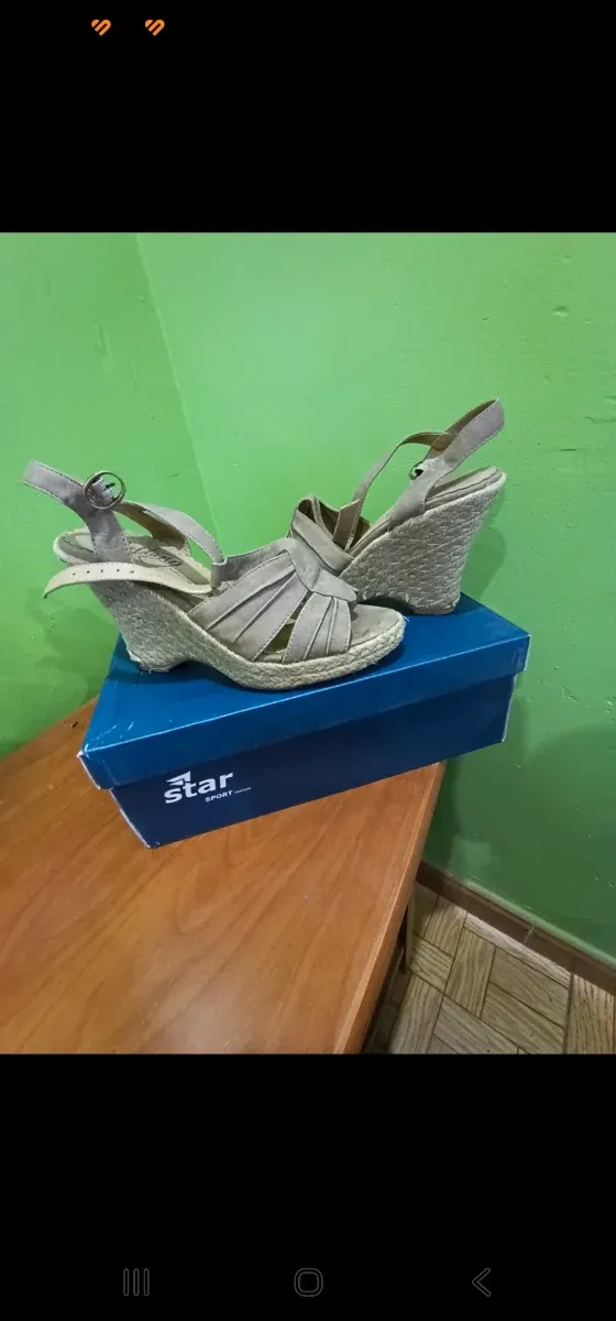 Sandalias cuña beige