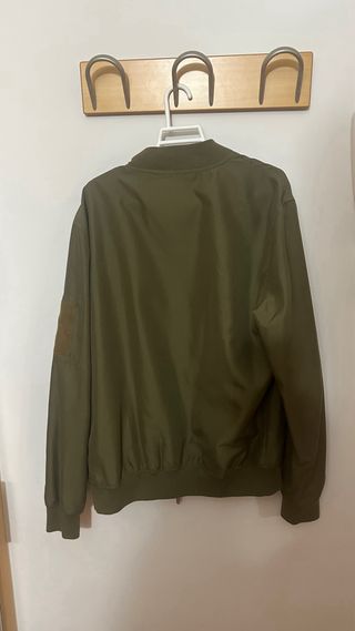 Cazadora Bomber Verde Bershka