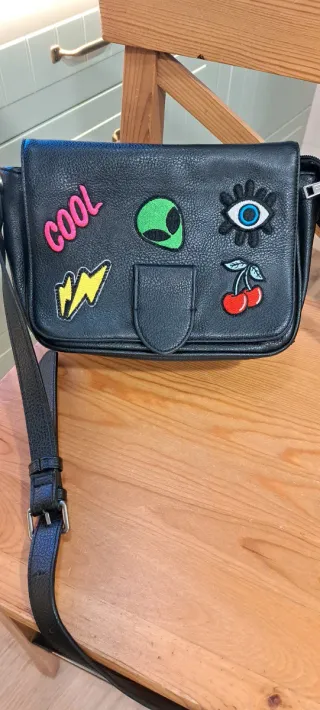 Bolso bandolera Misako negro con parches