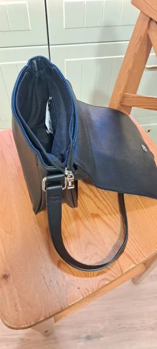Bolso bandolera Misako negro con parches