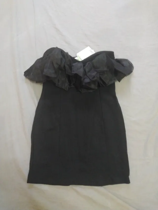 Vestido negro elegante con volantes