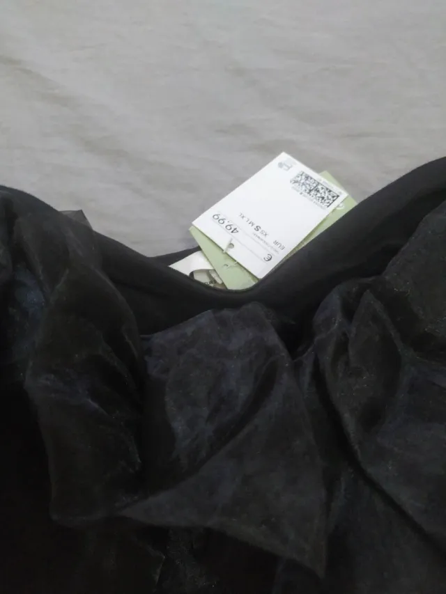 Vestido negro elegante con volantes