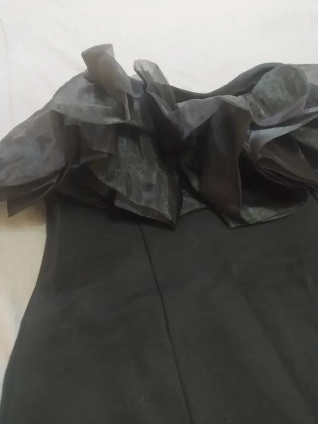 Vestido negro elegante con volantes