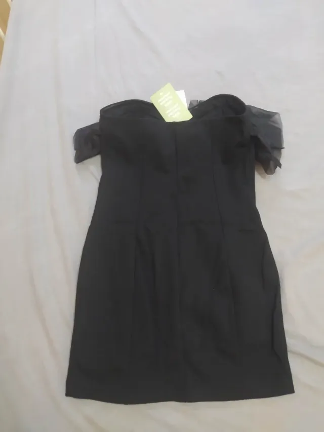 Vestido negro elegante con volantes