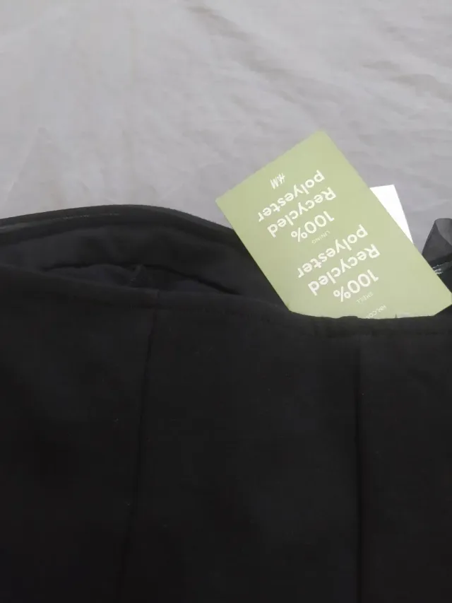 Vestido negro elegante con volantes