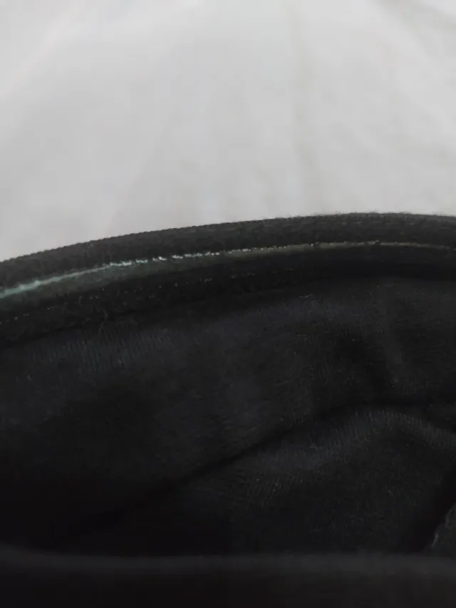 Vestido negro elegante con volantes