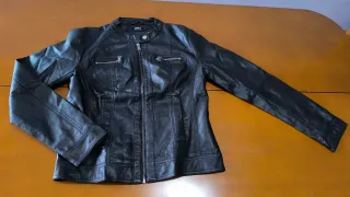 Cazadora imitación cuero negra para chica