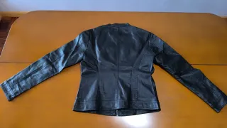 Cazadora imitación cuero negra para chica