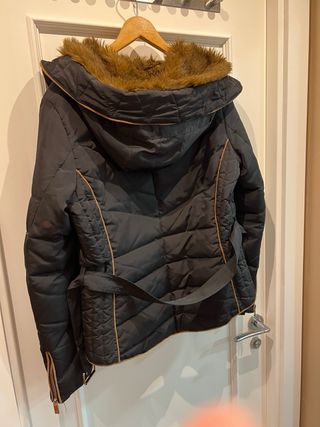 Chaquetón negro con capucha y pelo