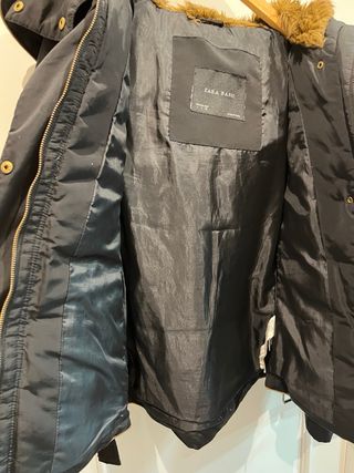 Chaquetón negro con capucha y pelo