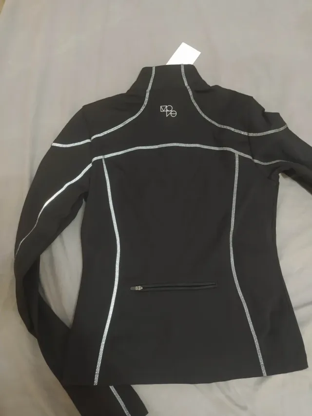 Chaqueta deportiva negra con detalles