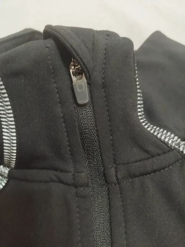 Chaqueta deportiva negra con detalles