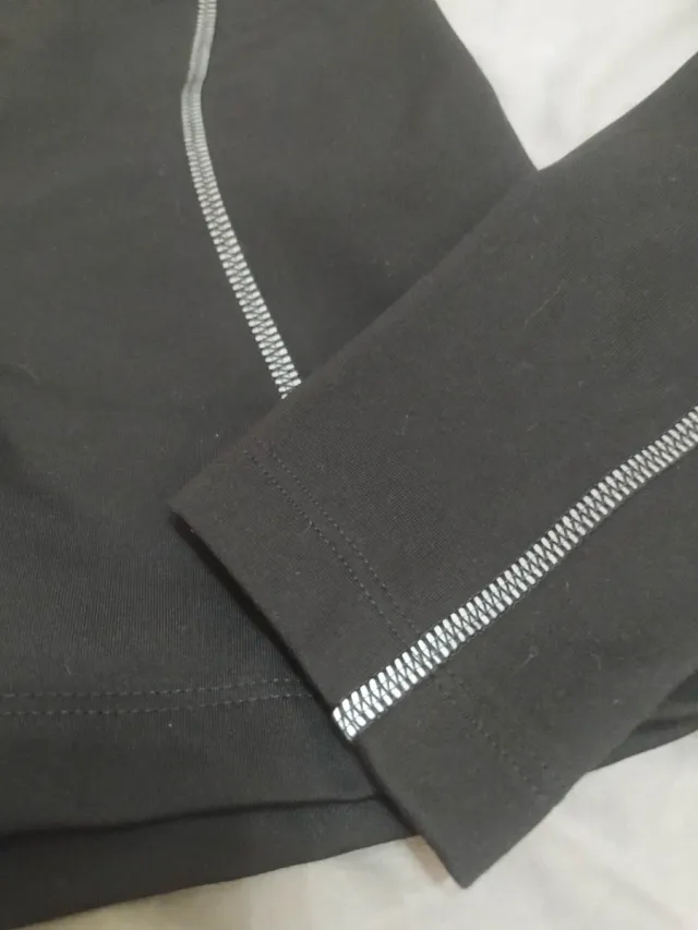 Chaqueta deportiva negra con detalles