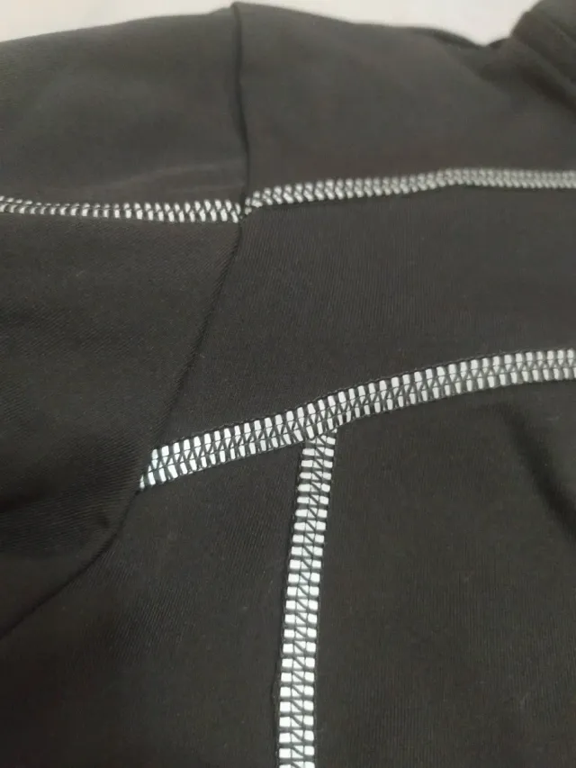 Chaqueta deportiva negra con detalles