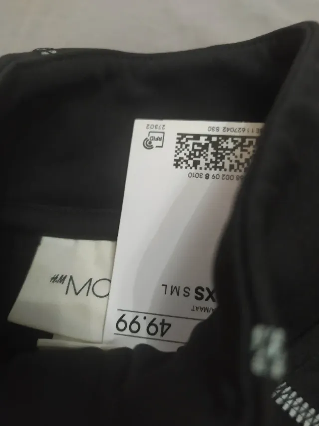 Chaqueta deportiva negra con detalles