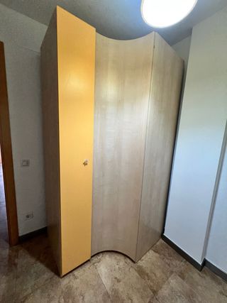 Mobile ad angolo beige e giallo