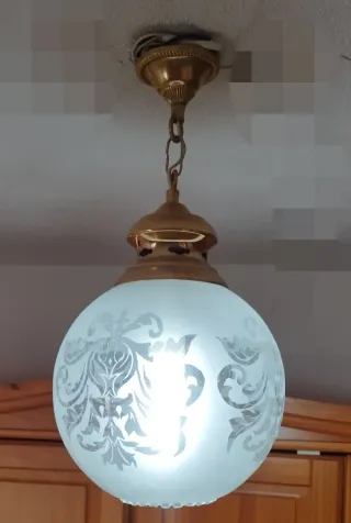 Lámpara de techo colgante dorada y cristal