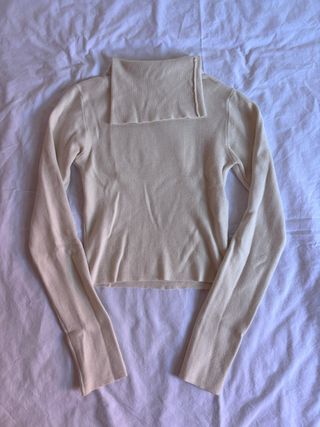 Camiseta Stradivarius cuello alto beige Talla S
