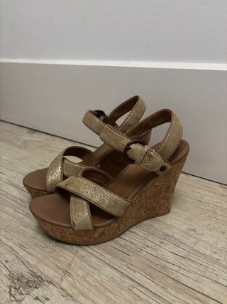 Zapatos tacón UGG doradas mujer