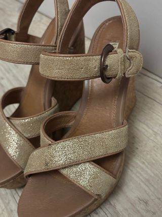 Zapatos tacón UGG doradas mujer