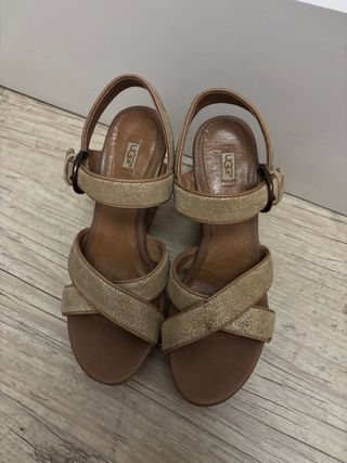Zapatos tacón UGG doradas mujer