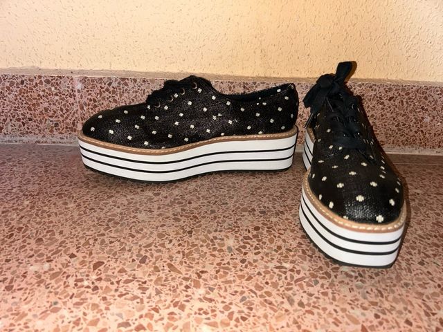 Zapatos de plataforma con lunares