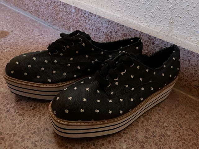 Zapatos de plataforma con lunares