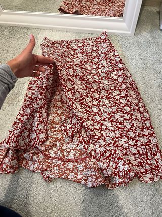 Falda Shein floral roja y blanca