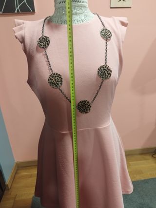 Vestido rosa con colgante