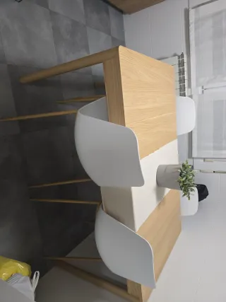 Mesa de comedor de madera natural