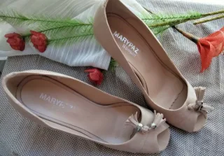 ZAPATOS TACÓN COLOR BEIGE. 