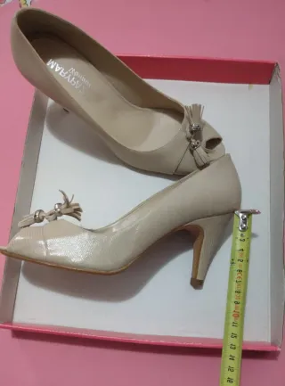 ZAPATOS TACÓN COLOR BEIGE. 
