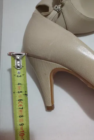 ZAPATOS TACÓN COLOR BEIGE. 