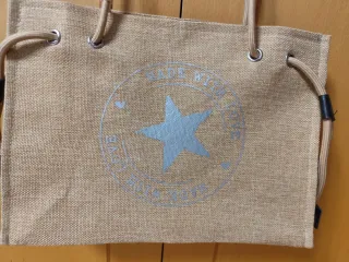 Bolso de tela beige con estrella plateada