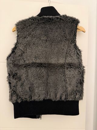 Chaleco pelo gris y negro