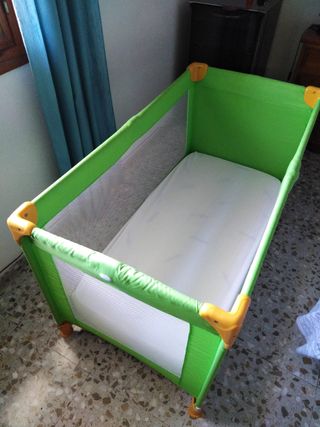 Cuna de viaje Prenatal verde plegable.