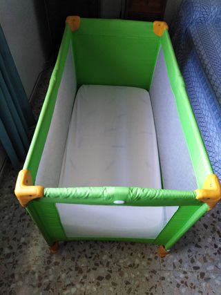 Cuna de viaje Prenatal verde plegable.
