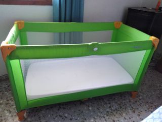 Cuna de viaje Prenatal verde plegable.